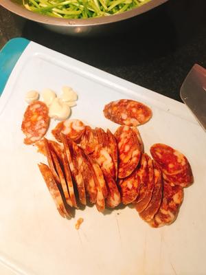 芦蒿炒四川腊肠的做法 步骤2