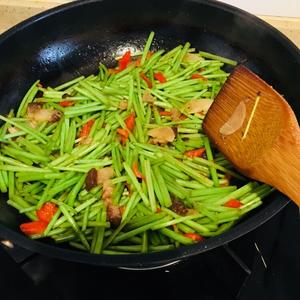 藜蒿炒肉的做法 步骤3