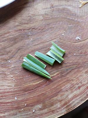 〈干黄花菜炒肉〉，简单下饭。欣小厨 ?的做法 步骤5