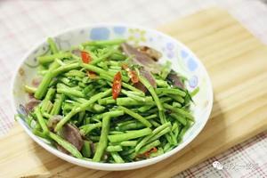 「把春天吃进嘴巴里」蒌蒿炒腊肠的做法 步骤4