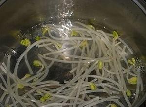 芦蒿炒培根的做法 步骤3