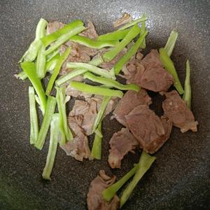 牛肉炒黄花菜，意外之喜的做法 步骤1