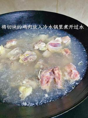 黄花菜香菇鸡汤的做法 步骤2