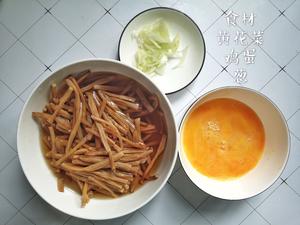 黄花菜炒鸡蛋，经常吃健脑的做法 步骤1