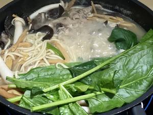 家常｜黄花菜大骨拉面（简单自制高汤）的做法 步骤7