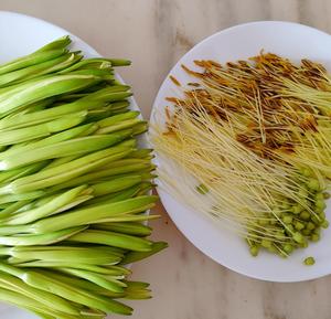 黄花菜炒西红柿的做法 步骤2