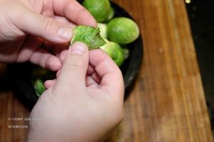 培根干煸小包菜 (孢子甘蓝 | Brussel Sprouts)的做法 步骤4