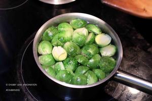 培根干煸小包菜 (孢子甘蓝 | Brussel Sprouts)的做法 步骤12