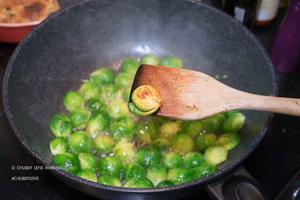 培根干煸小包菜 (孢子甘蓝 | Brussel Sprouts)的做法 步骤15