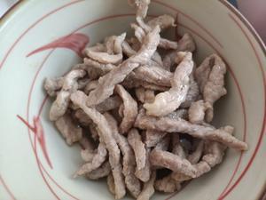 黄花菜木耳黄瓜炒肉丝的做法 步骤7
