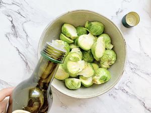 焗烤孢子甘蓝Roasted Brussel Sprouts的做法 步骤3