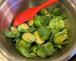 香烤酸甜孢子甘蓝 Roasted Brussels Sprouts的做法 步骤5