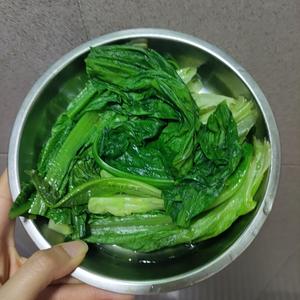 罐头黄花鱼炒油麦菜的做法 步骤2