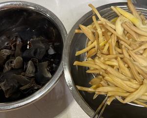 黄花菜黑木耳炒肉片（亦可黄花菜黑木耳菌菇炒油面筋、黑木耳菌菇胡萝卜炒老豆腐、莴笋黑木耳炒面筋）——中式一日三餐（五十九）的做法 步骤2