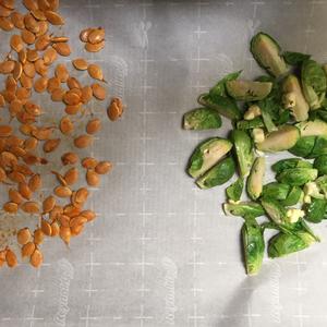 烤孢子甘蓝 Roasted Brussel Sprouts的做法 步骤3