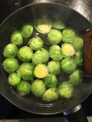 少油少盐| 虾仁鸡胸炒球芽（孢子）甘蓝Brussel Sprouts| 减脂•健身的做法 步骤4