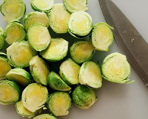 少油少盐| 虾仁鸡胸炒球芽（孢子）甘蓝Brussel Sprouts| 减脂•健身的做法 步骤3