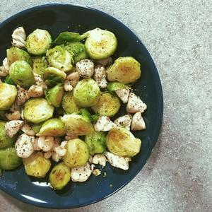 少油少盐| 虾仁鸡胸炒球芽（孢子）甘蓝Brussel Sprouts| 减脂•健身的做法 步骤10