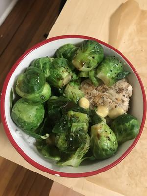孢子甘蓝蜂蜜芥末鸡胸盖饭的做法 步骤1