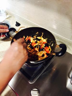 西红柿鸡蛋黄花菜木耳打卤面的做法 步骤3