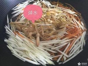 跟着小神做美食——凉拌黄花菜的做法 步骤2