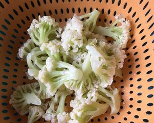 花菜炒五花肉片的做法 步骤1