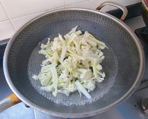 花菜炒肉片的做法 步骤2