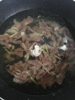 黄花菜瘦肉粉丝汤的做法 步骤4