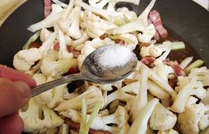花菜炒腊肉的做法 步骤8