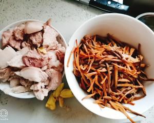 黄花菜烧肉的做法 步骤1