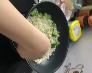 【减肥餐】欧阳娜娜同款菠萝花菜炒饭的做法 步骤5