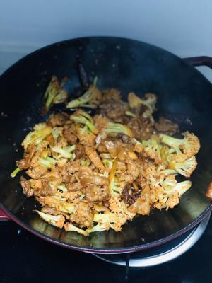 干锅花菜五花肉的做法 步骤6