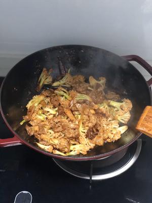 干锅花菜五花肉的做法 步骤5