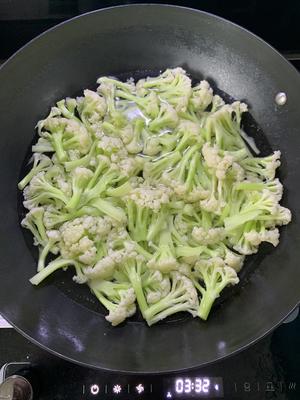 有机花菜炒肉的做法 步骤3