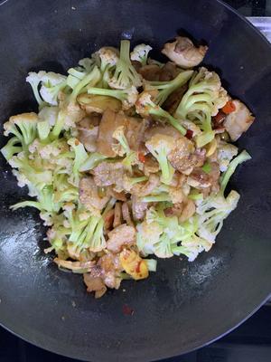 有机花菜炒肉的做法 步骤7