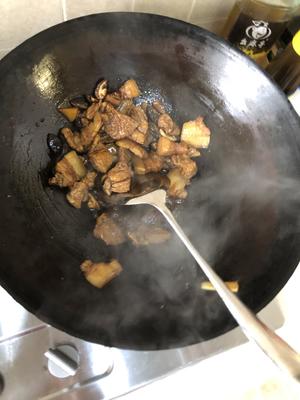 黄花菜香菇炖肉的做法 步骤6