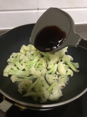 花菜炒肉的做法 步骤6