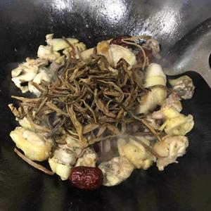 金针（黄花菜）焖鸡的做法 步骤7