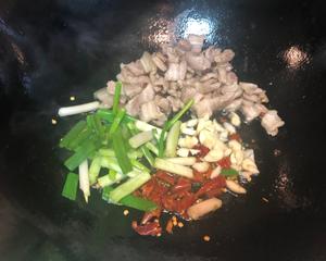 有机花菜炒五花肉的做法 步骤5