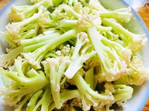 花菜炒肉的做法 步骤1