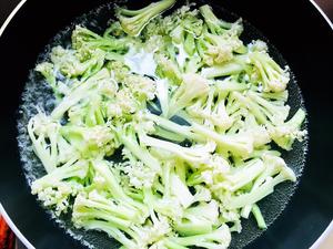 花菜炒肉的做法 步骤2