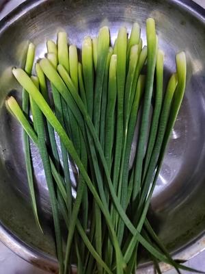 蒜苔尾巴软饼的做法 步骤1