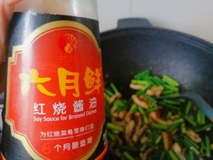 鱿鱼须酱炒蒜苔的做法 步骤8