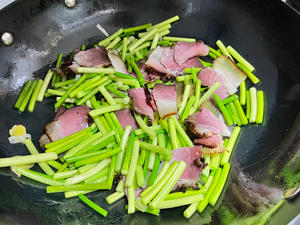 春日美食（蒜苔炒腊肉）的做法 步骤5