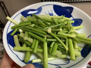 好吃?家常菜“蒜苔炒腌肉”的做法 步骤2