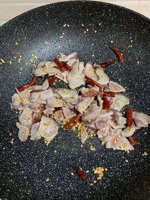 好吃?家常菜“蒜苔炒腌肉”的做法 步骤6