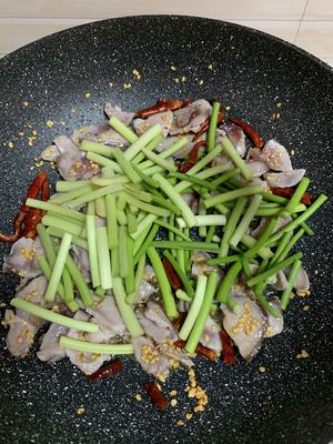 好吃?家常菜“蒜苔炒腌肉”的做法 步骤7