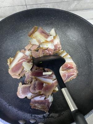 蒜苔炒腊肉的做法 步骤5