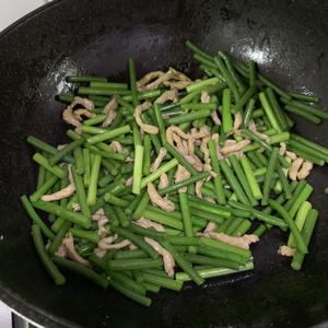 蒜苔炒肉的做法 步骤3