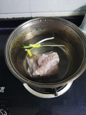 飘香四溢的蒜苔回锅肉的做法 步骤1